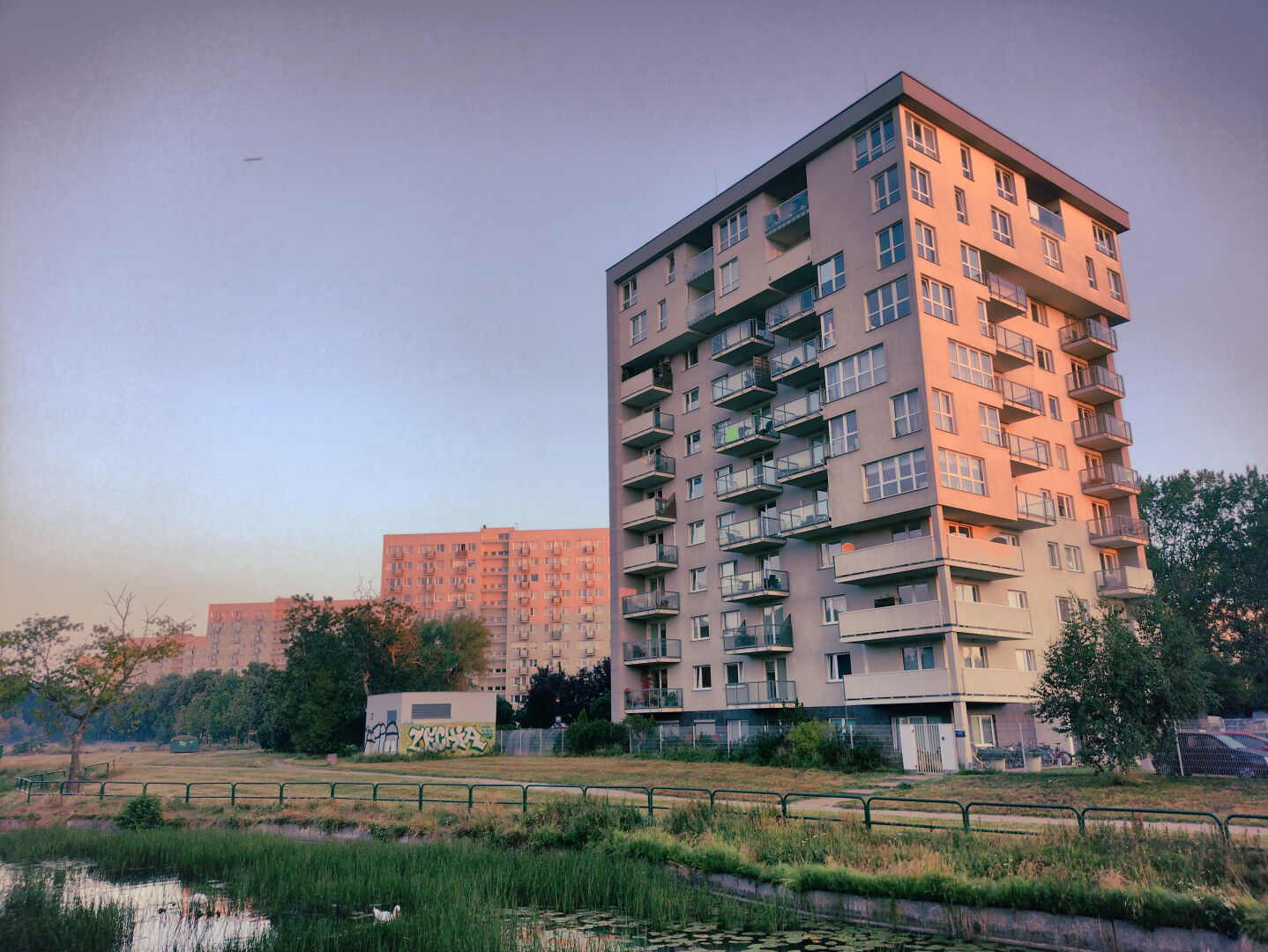 edificios iluminados pola luz do amencer