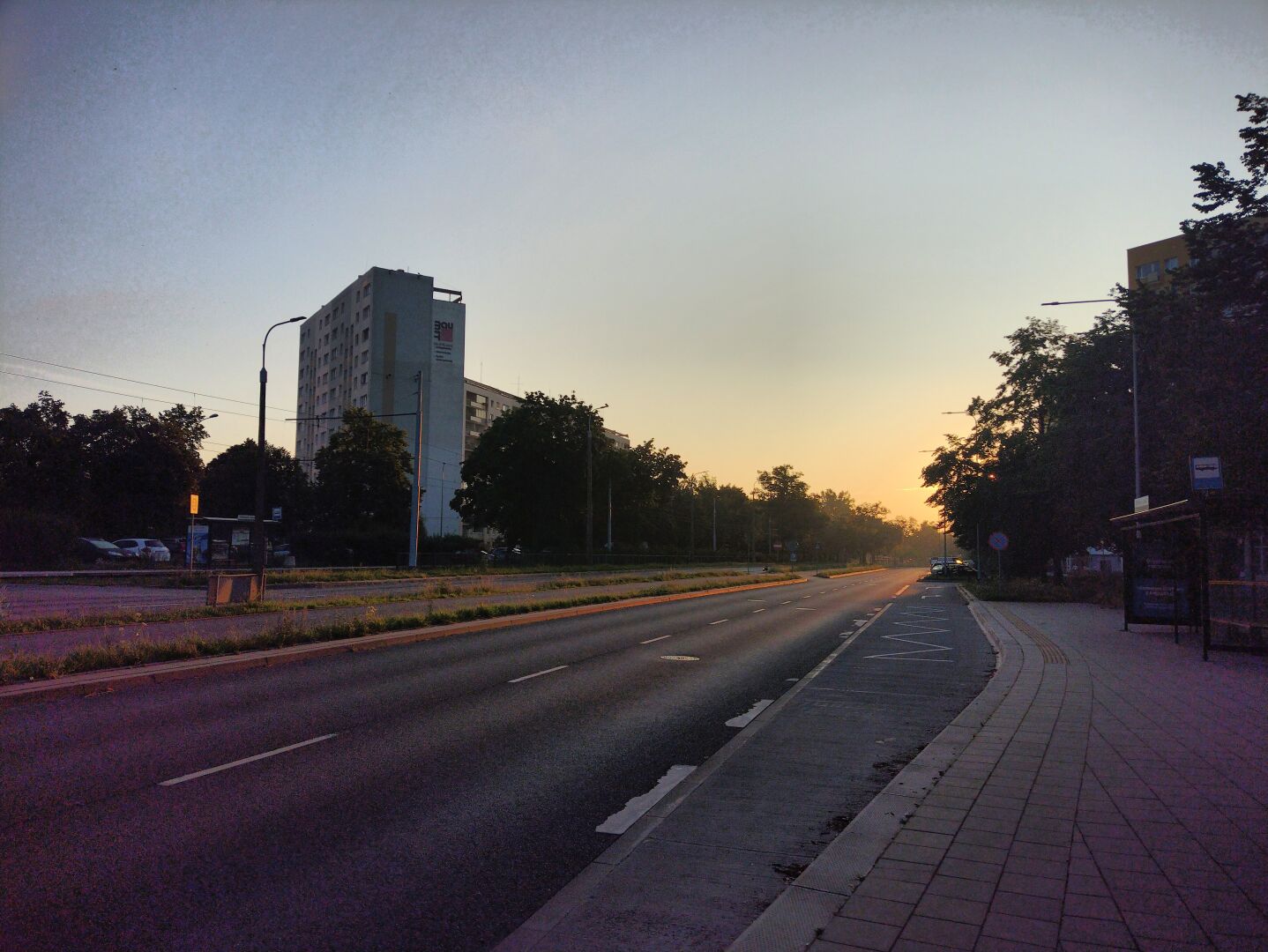 Rúa baleira ao amencer